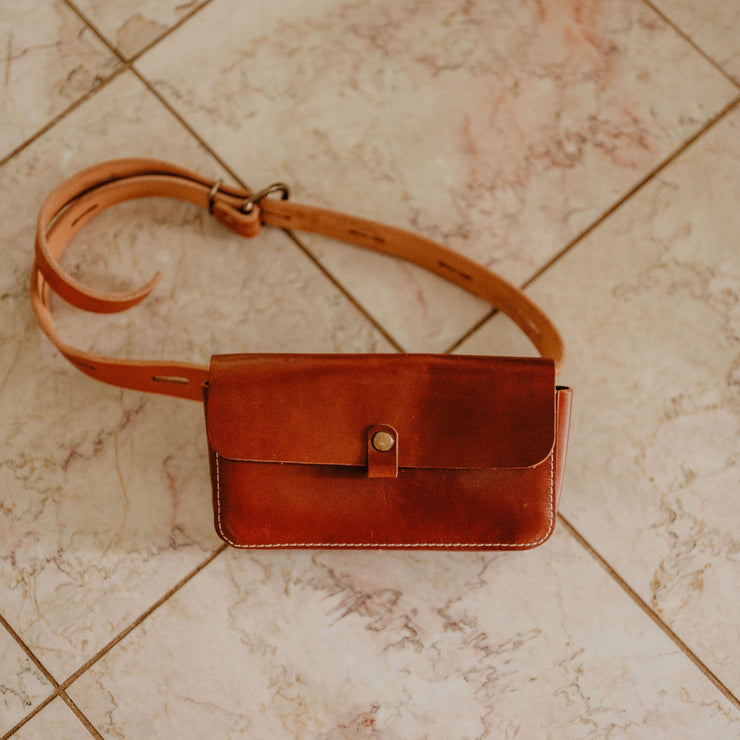 leather wanderer bag in caramel